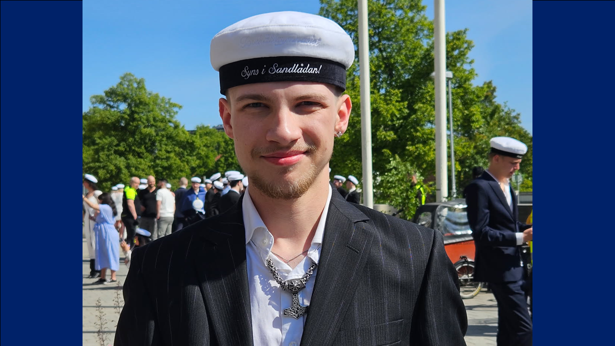 Porträttbild på Erik Söderberg, nyexaminerad studen från M-skolan. Iklädd studentmössa och mörk kavaj.